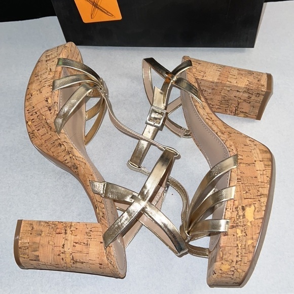 Charles David Maverick gold platform t strap sandals heels Sz 10 - Picture 9 of 11